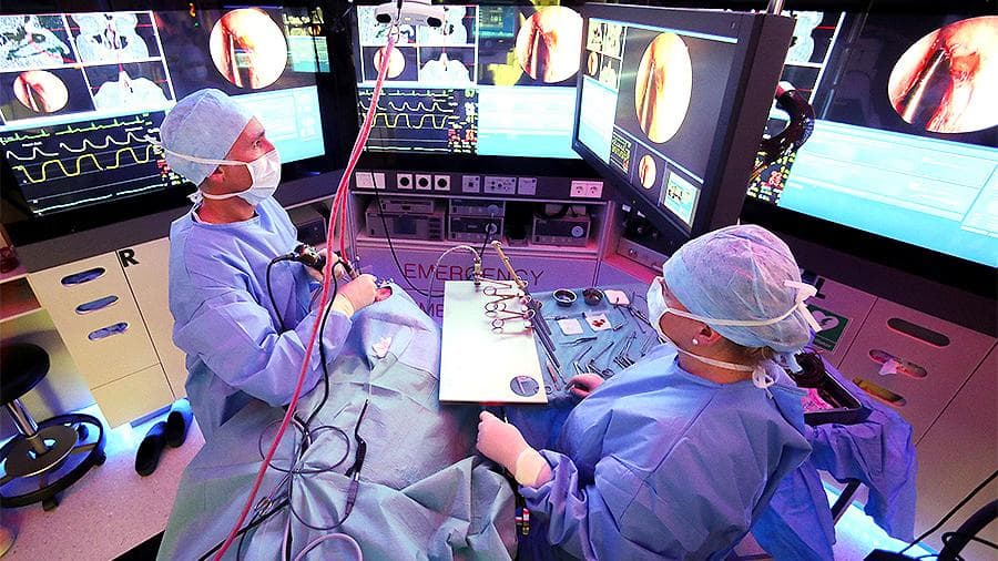 Umurtqadagi o‘simta ilk bor robot yordamida olib tashlandi
