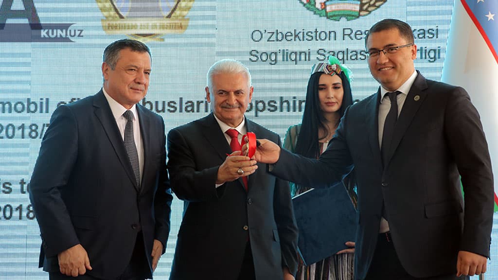 Binali Yildirim tez yordam​ mashinalari va mobil ofis avtobus kalitlarini o‘zbekistonlik vazirlarga topshirdi 
