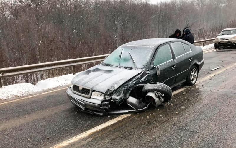 Moldova prezidenti kortejiga avtomobil urildi (video) 