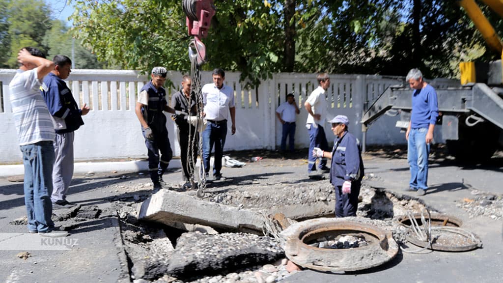 Foto: Chilonzorda yo‘l ostidagi suv quvuri portlab ketdi