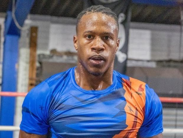 Нокаутдан кейин комага тушган америкалик боксчи вафот этди
