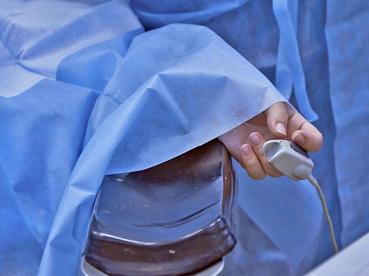 Plastik jarrohlik klinikasidagi ikki o‘lim. Jarroh, marhumning otasi va boshqa tomonlarning izohlari