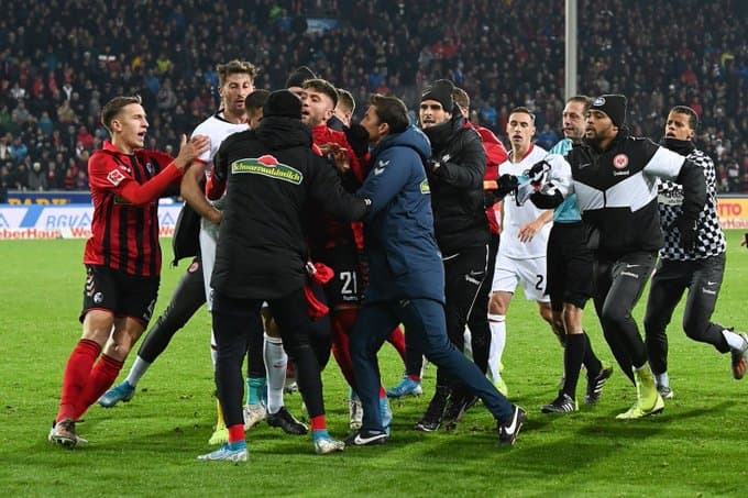 Video: Germaniyada futbolchi raqib murabbiyini qasddan yiqitdi. Zaxira futbolchilari qasd olish uchun chopishdi