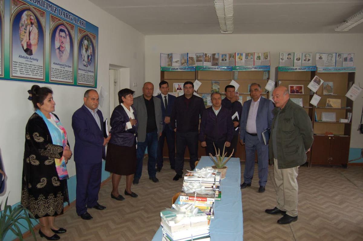 Prezident maslahatchisi Abdujabbor Abduvohidov Shofirkondagi maktabga kitoblar sovg‘a qildi