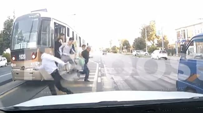 Samarqandda tramvaydagi yo‘lovchilar yuziga suyuqlik sepib qochish o‘smirlarning pranki bo‘lib chiqdi. Ular kechirim so‘rashdi