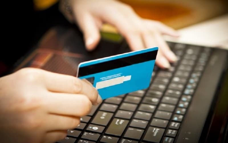 Plastik kartalardan turli miqdordagi pullarni xufiyona ravishda o‘zlashtirgan bank xodimi aniqlandi