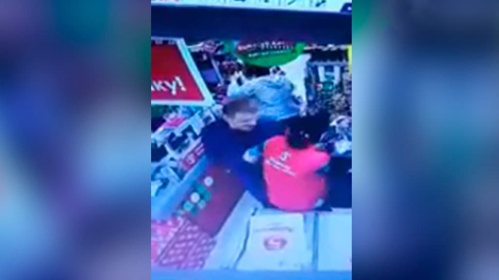 Tula yaqinidagi supermarketda o‘zbekistonlik sotuvchi ayolni xaridorlar ko‘z o‘ngida pichoqlab ketishdi
