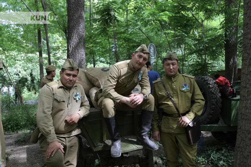 O‘zbekistonda Georgiy tasmalari ommalashtirilishi tanqid qilindi, 9 may arafasida milliy bayroq aks etgan lentalar tarqatiladi