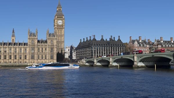 Londondagi Vestminster ko‘prigiga kema kelib urildi