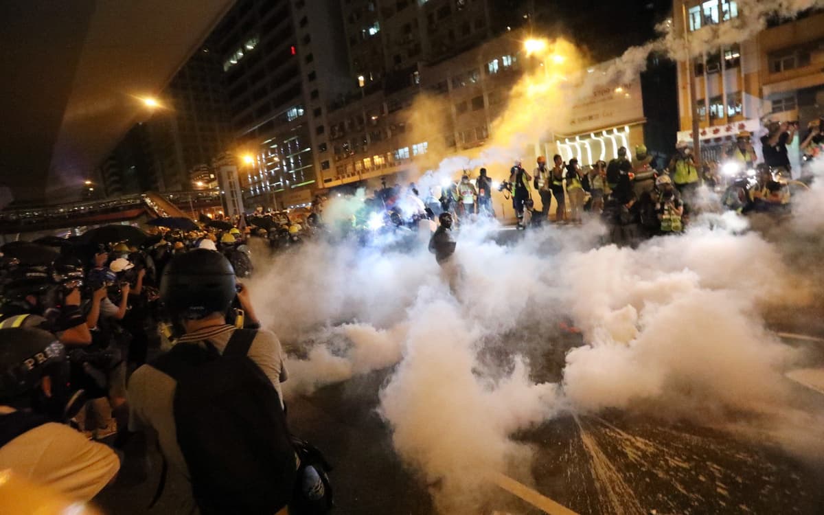 Hongkongda namoyishchilar Xitoy hukumati devonxonasi ofisiga tuxumlar uloqtirishdi