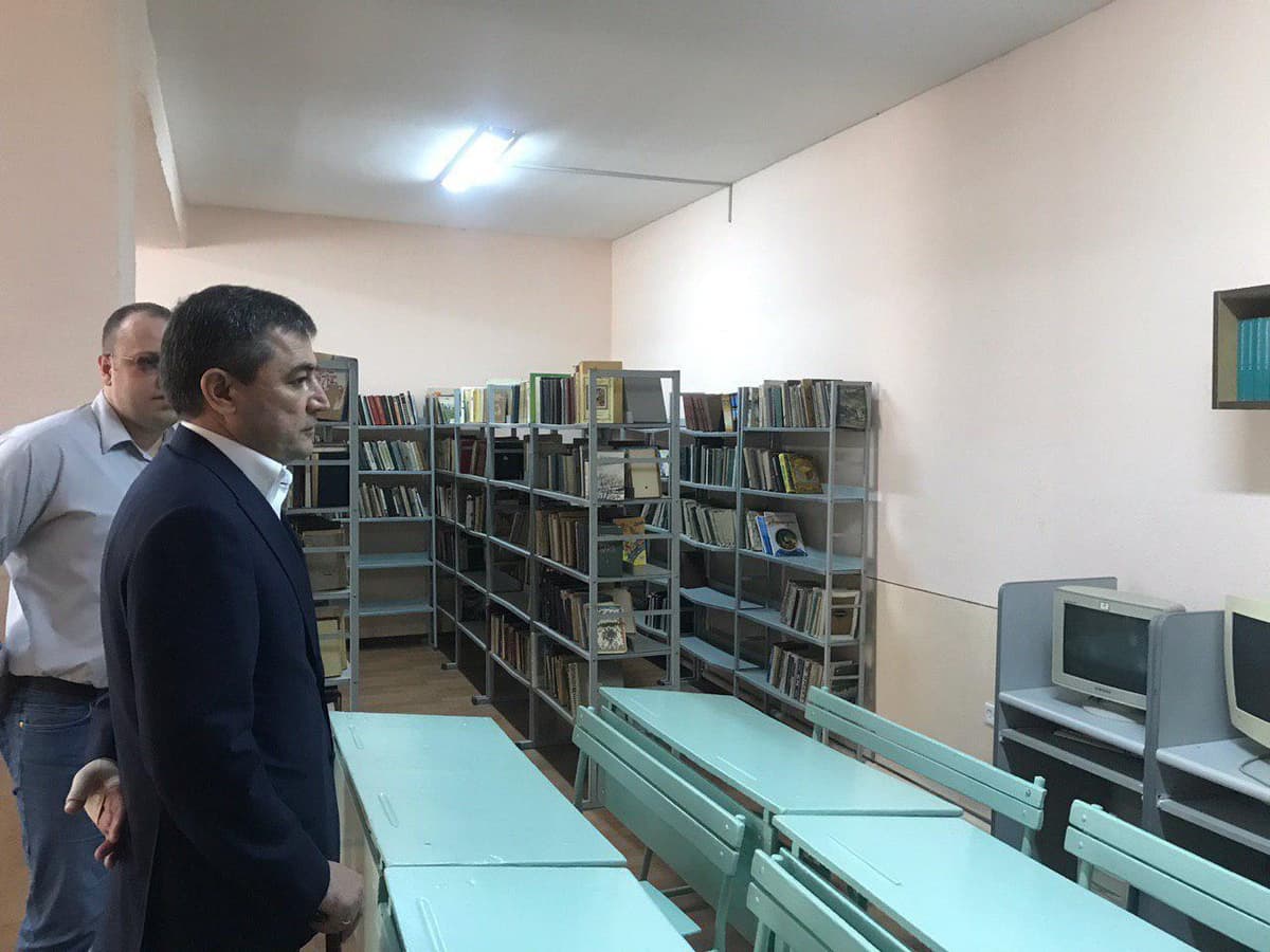 Alisher Sultonov o‘zi o‘qigan maktab kutubxonasiga shaxsiy kolleksiyasi kitoblaridan sovg‘a qildi