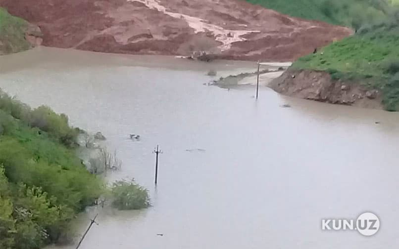 Kitob tumanida tog‘ o‘pirilib, daryo o‘zanini to‘sib qo‘ydi: suv ombori paydo bo‘lmoqda - foto