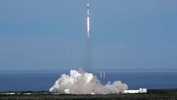 Falcon 9 ракетаси 60 та сунъий йўлдош билан фазога учирилди