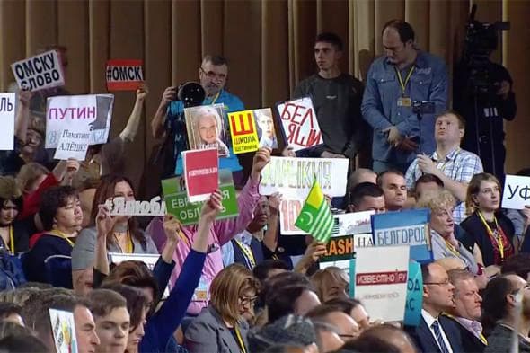 «Men og‘riqni ko‘rdim»: jurnalistlar Putinning e'tiborini tortishga qanday urinishdi?