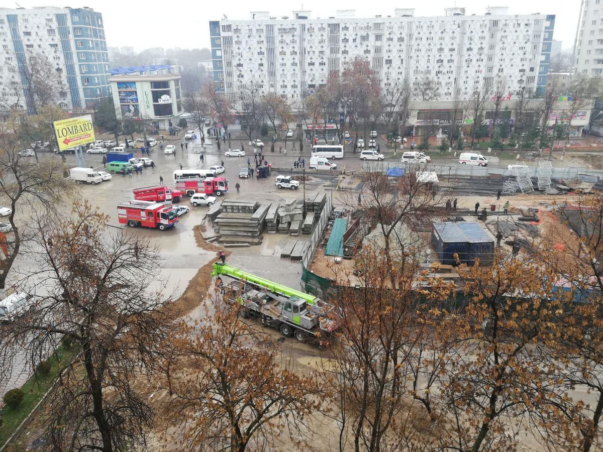 Toshkent metrosining Yunusobod yo‘nalishi qurilishida avariya sodir bo‘ldi. Tuproq ostida bir necha kishi qolib ketgan bo‘lishi mumkin
