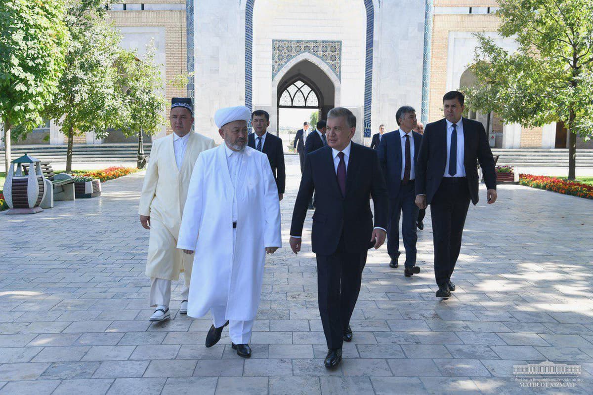 Prezident Imom Buxoriy maqbarasini ziyorat qildi