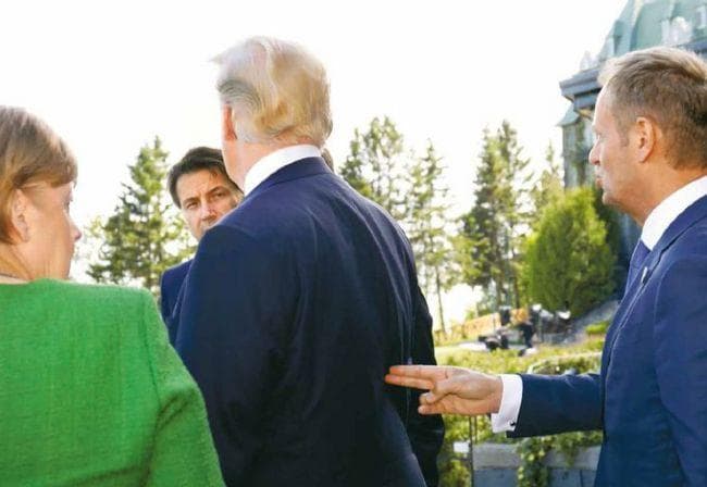 Tusk «Trampni otishga olib ketayotgandek» tushgan suratini e'lon qildi 
