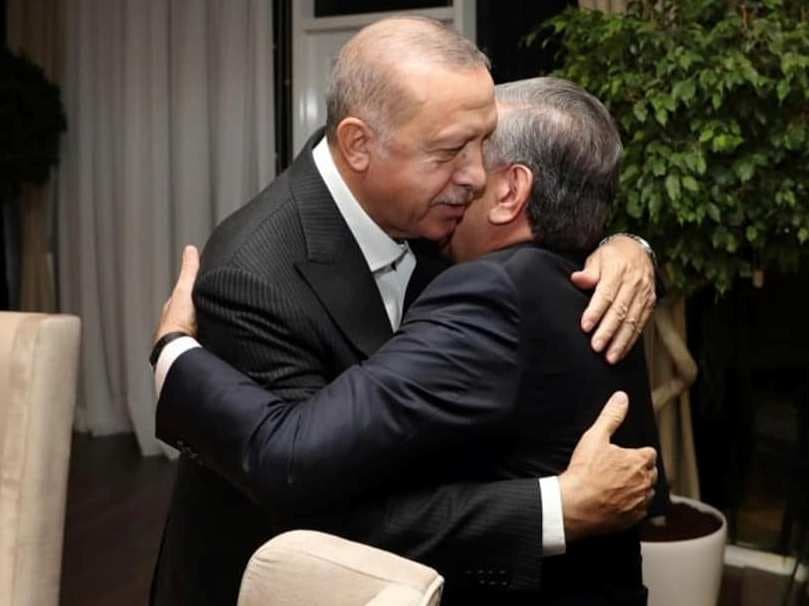 Foto: Shavkat Mirziyoyev va Erdo‘g‘an Bokudagi norasmiy uchrashuvda