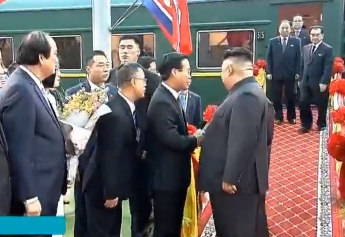 Kim Chen In ortidan ulgurmay qolgan “chopag‘on” tarjimon tanilib ketdi (video) 