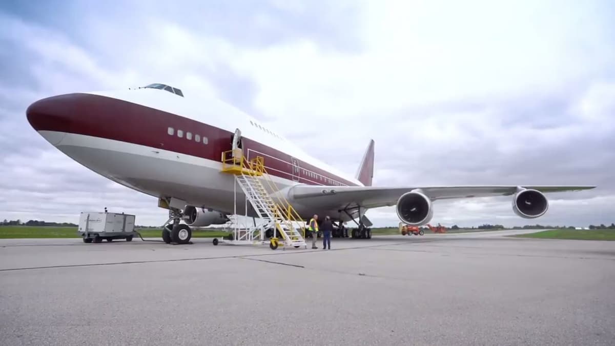Qatar qirollik oilasining hashamatli samolyoti ichidan namoyish etildi (video)
