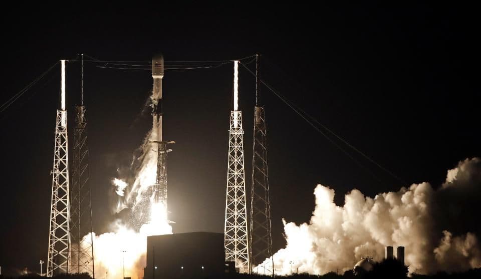 SpaceX учинчи уринишдан Falcon 9 ракетасини 60 та сунъий йўлдош билан бирга учирди