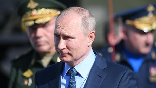 «Bunaqasi faqat bizda bor» - 6ta qiruvchi samolyot hamrohligida uchgan Putin gipertovushli raketalari bilan maqtandi