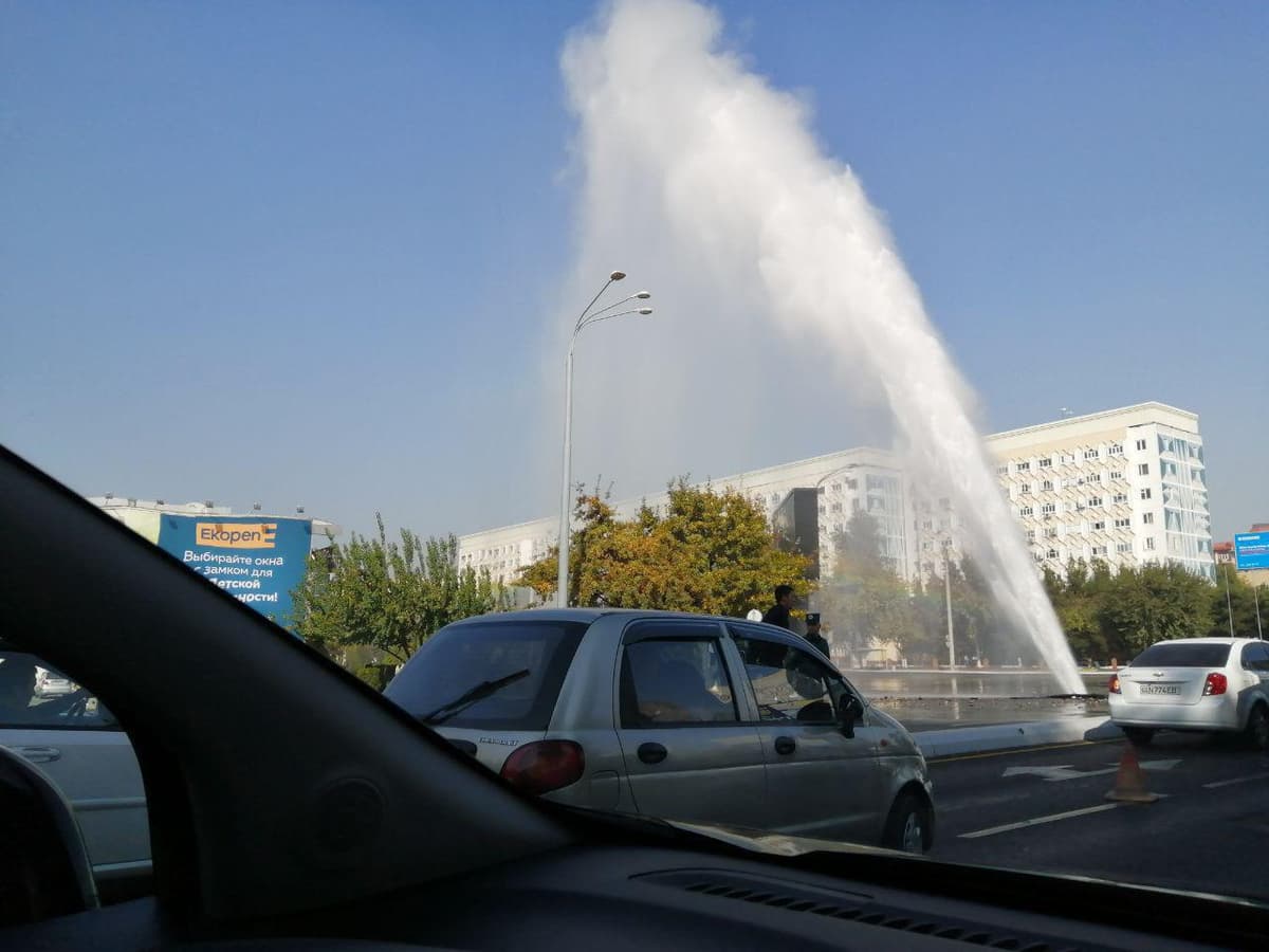 Toshkentda issiq suv quvuri yorilishi tufayli Nukus ko‘chasining bir qismi yopildi