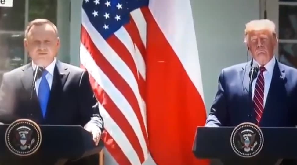 O‘rgimchak matbuot anjumanda AQSh va Polsha prezidentlari mikrofonlari orasida to‘r to‘qiy boshladi (video)