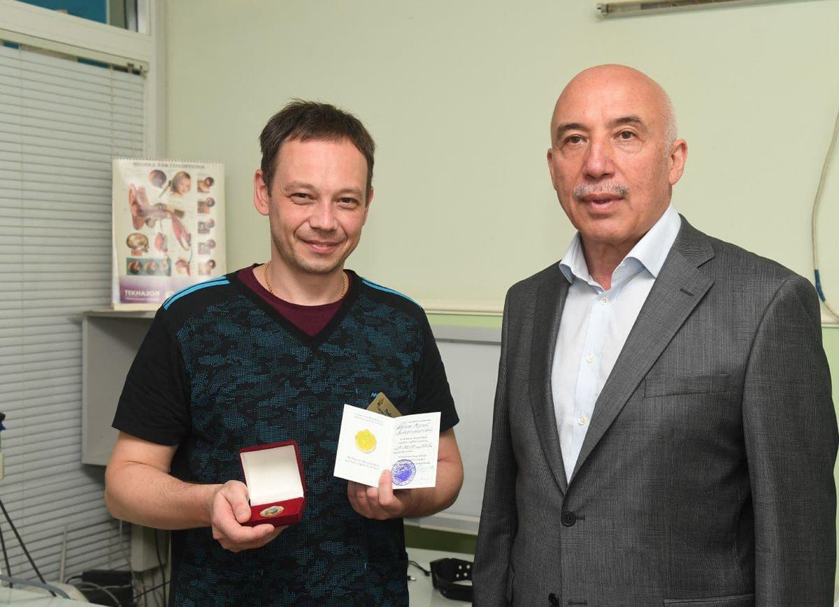 Соғлиқни сақлаш вазири клиник ўлим ҳолатидаги болани қутқарган шифокорни мукофотлади