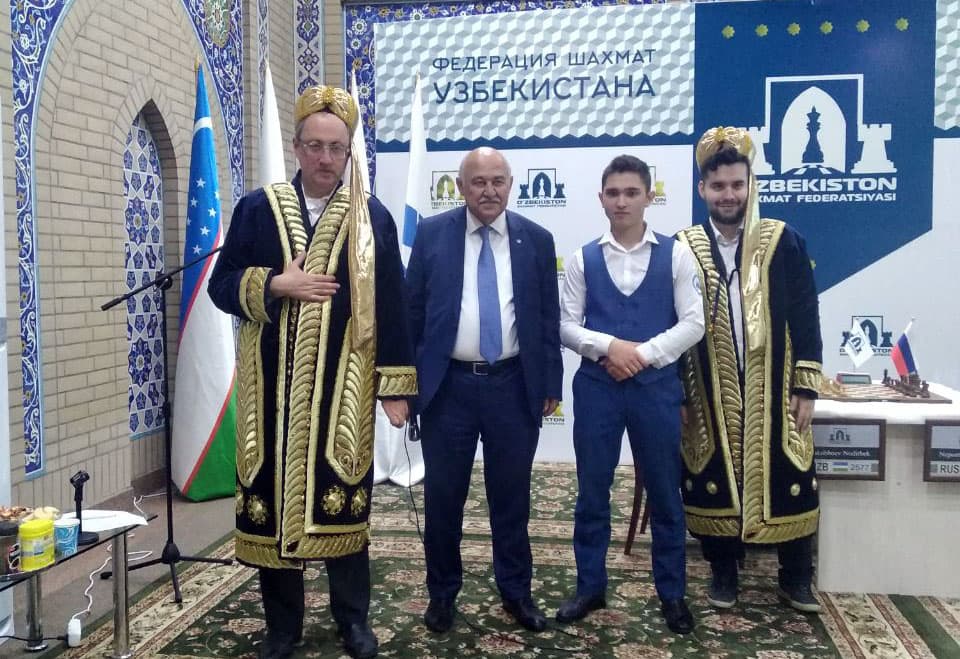 Xalqaro shaxmat akademiyasida Yan Nepomnyashiy va Boris Gelfandga o‘zbekcha chopon kiydirildi