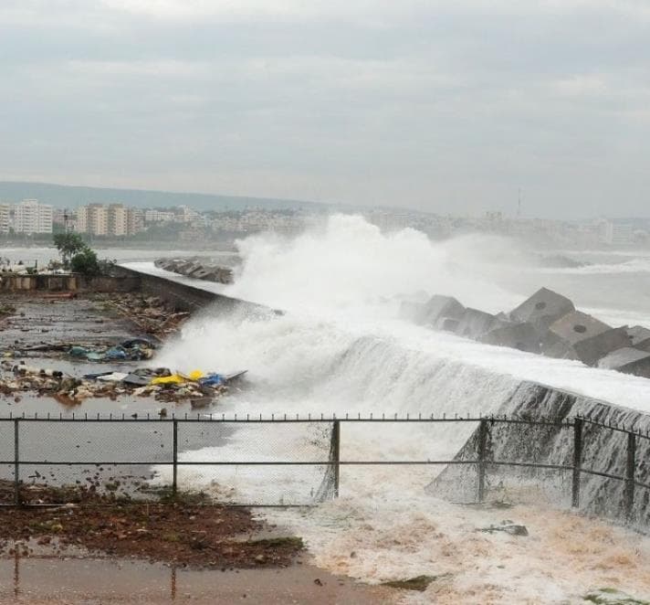 Hindistonda siklon sababli 1 mln kishi shoshilinch evakuatsiya qilinadi 