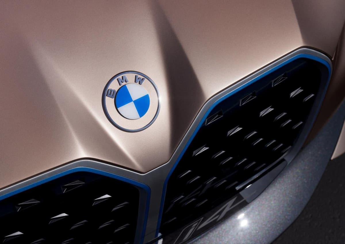 BMW ko‘p yillik logotipini o‘zgartirdi