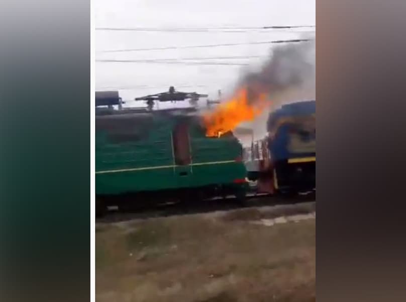 Nazarbekda harakatlanayotgan lokomotivda yong‘in sodir bo‘ldi (video)