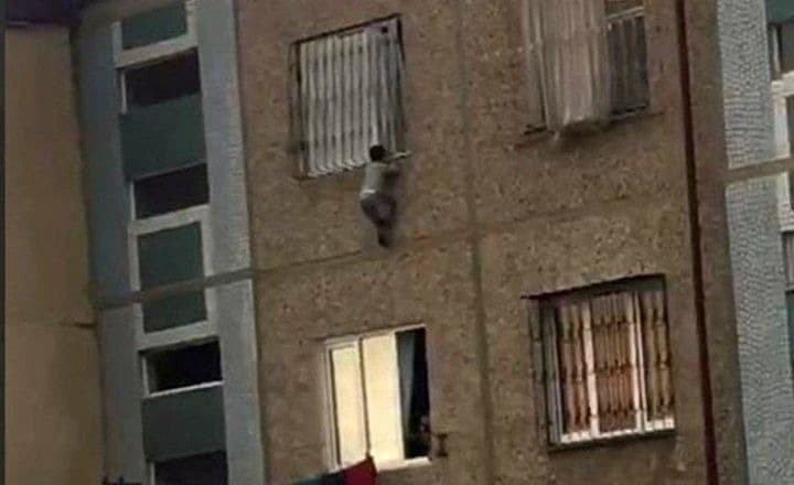 Navoiyda profilaktika inspektorlari ko‘p qavatli uy derazasidan osilib qolgan yosh bolani qutqarib qolishdi