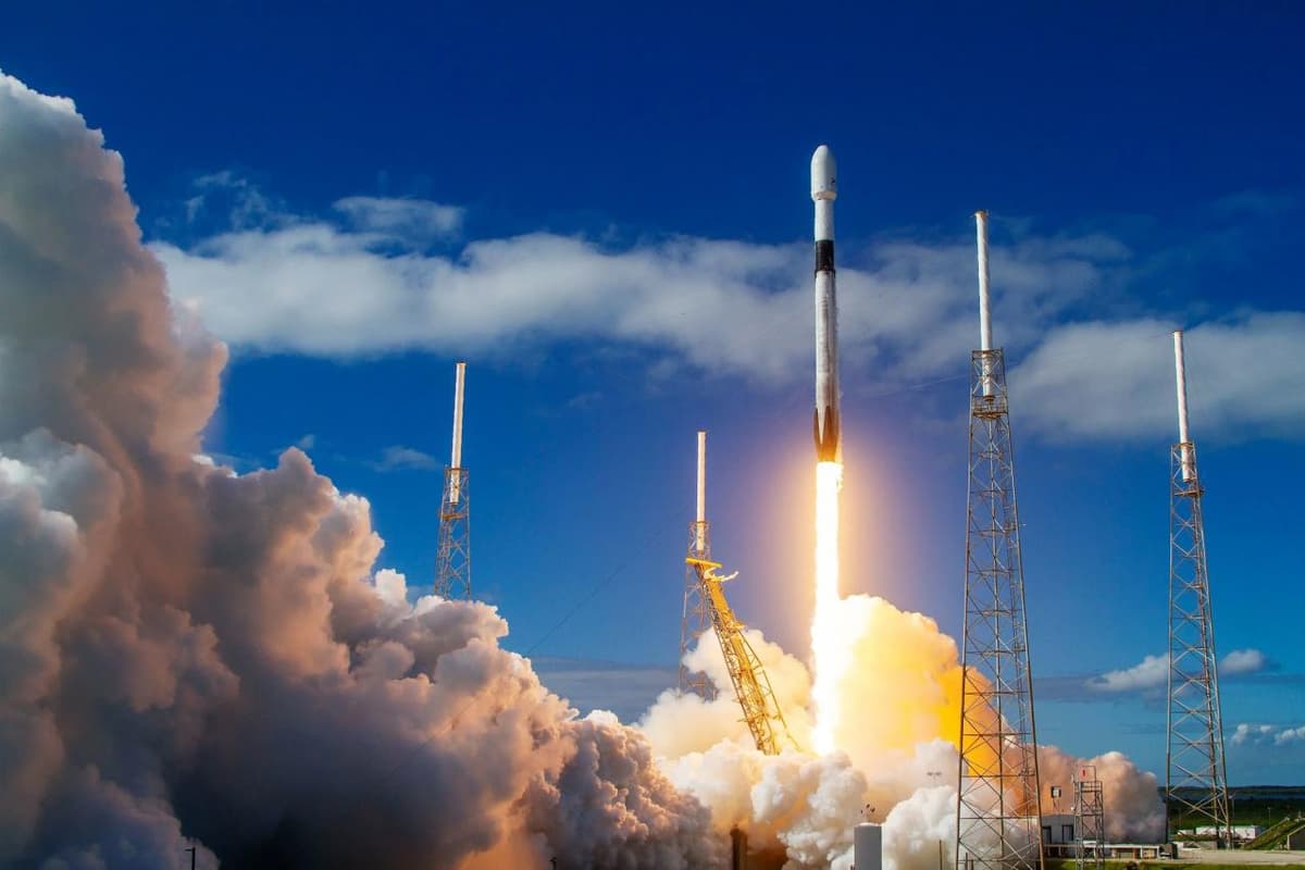 Falcon 9 ракетаси 60 та сунъий йўлдош билан бирга орбитага учирилди