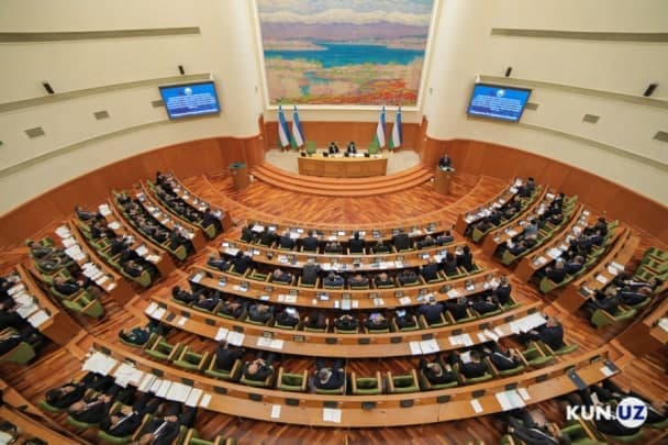 Bir guruh senatorlarga maxsus maqomlar berildi