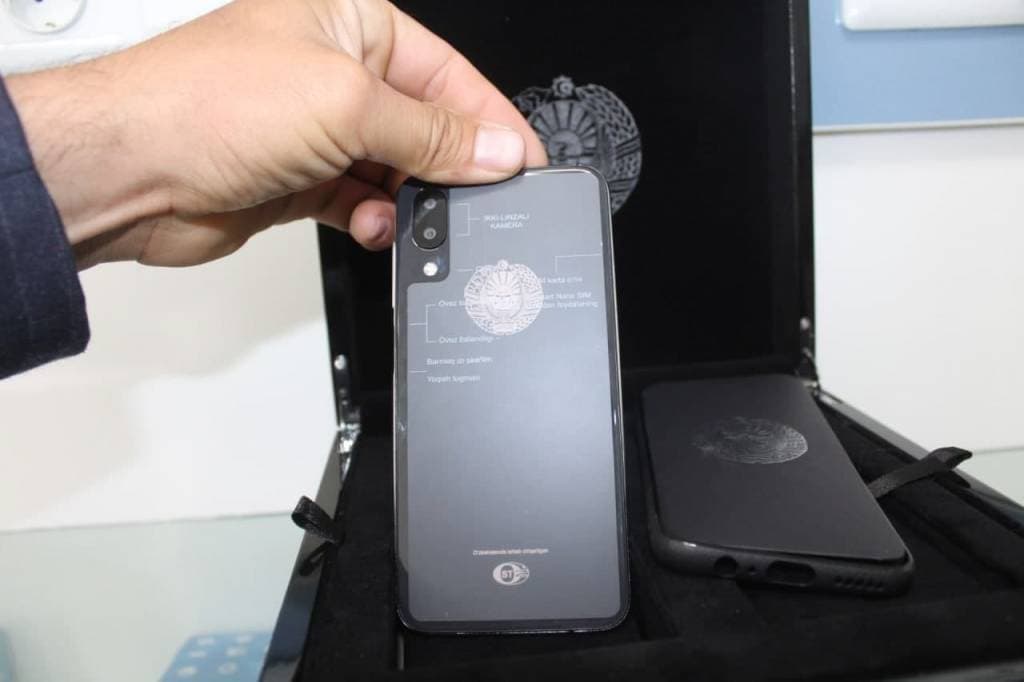 O‘zbekistonda ishlab chiqarilgan smartfonlarga davlat gerbi tasviri tushirilgani bo‘yicha izoh berildi