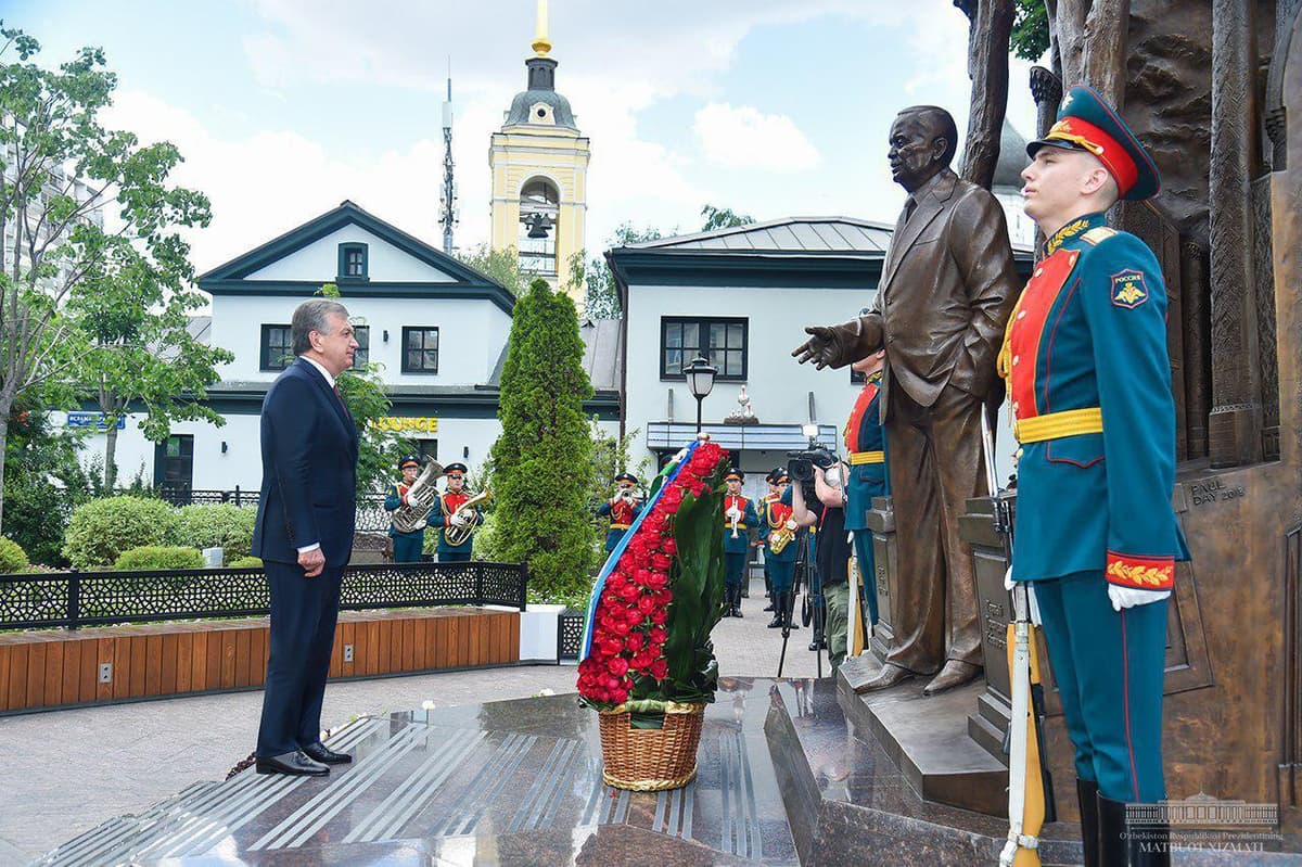 Шавкат Мирзиёев Москвадаги Ислом Каримов хиёбонига борди