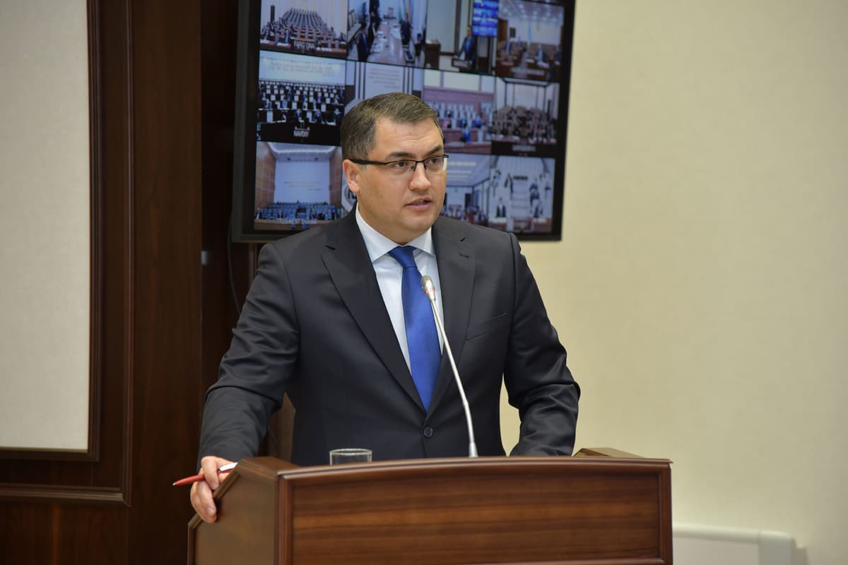 Vazir hokimlarning yer uchastkalari ajratish bo‘yicha qaror qabul qilish institutini bekor qilish taklifini bildirdi