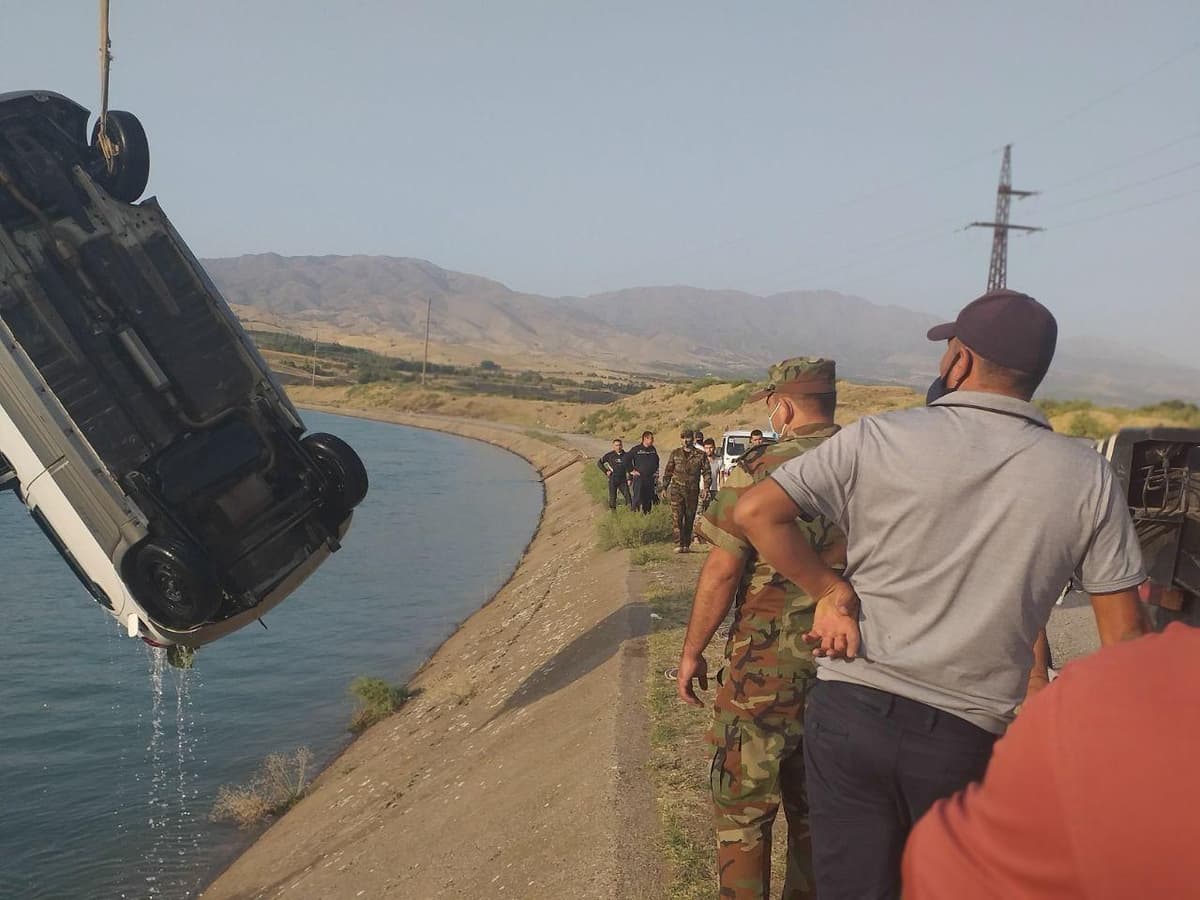 «Bo‘zsuv» kanaliga tushib ketgan «Matiz» olib chiqildi