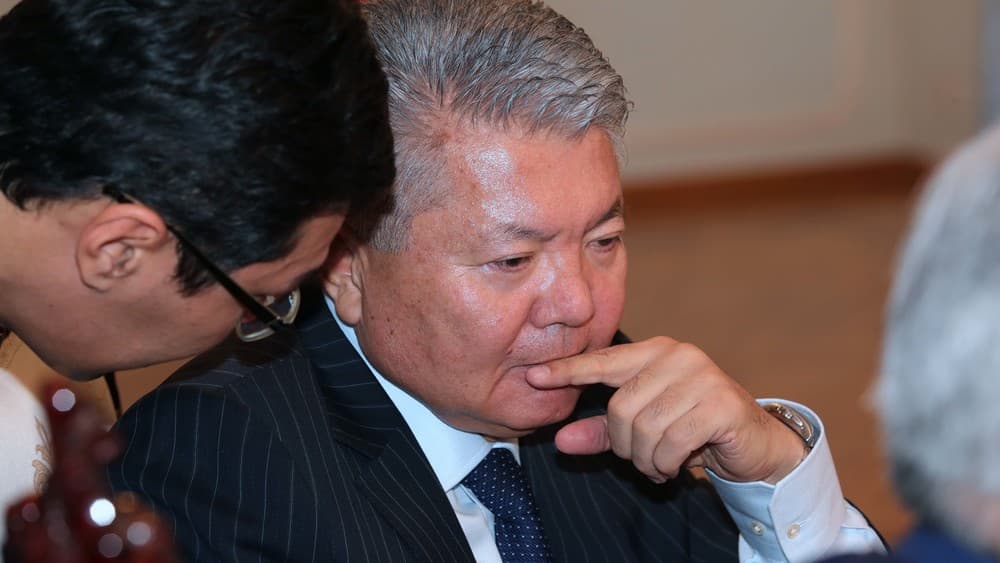 Қирғизистон президенти истеъфога чиқишдан олдин мамлакатнинг Россиядаги элчисини лавозимидан яширинча бўшатгани маълум бўлди