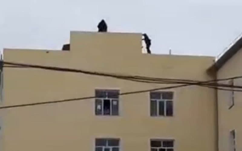 Хоразмда фуқаро ўзини баланд бинодан ташламоқчи бўлди. Ҳолат ҳақида расмий маълумот берилди