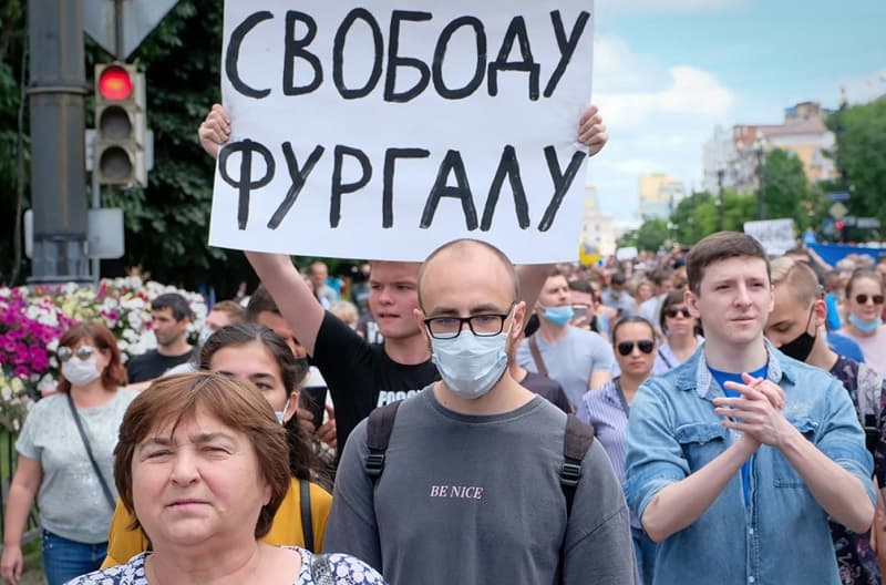 «Biz uchun asosiysi - sha'nimizni himoya qilish»: Xabarovskdagi yirik namoyishda Putinning iste'fosi talab qilindi