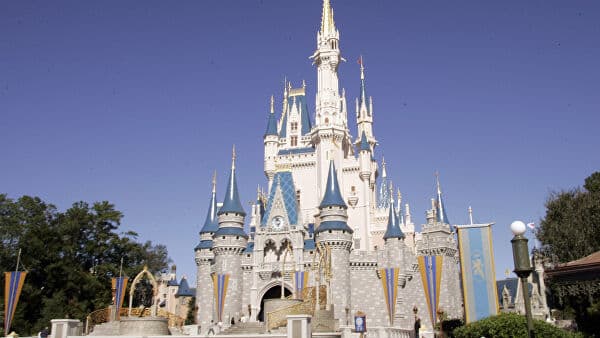 Koronavirus sababli Disney kompaniyasi yuz mingdan ortiq xodimiga maosh berishni to‘xtatmoqda