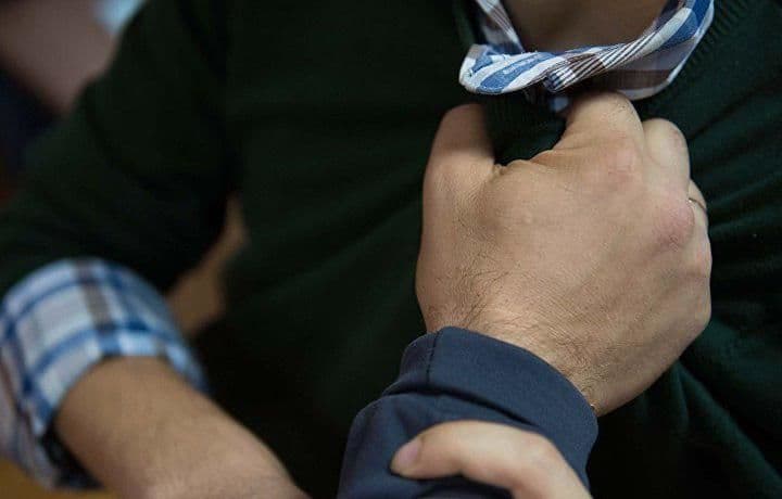 Zarafshonda murabbiyga musht ko‘targan mushtumzo‘r qo‘lga olindi