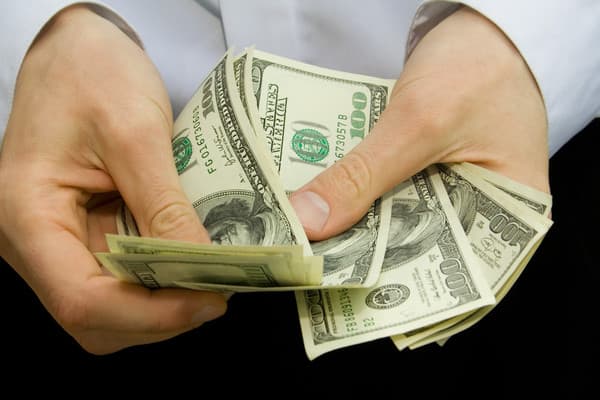 Jizzaxda Mudofaa ishlari bo‘limi sobiq xodimi ushlandi. U harbiy xizmatga jo‘natish uchun 1000 dollar so‘ragan