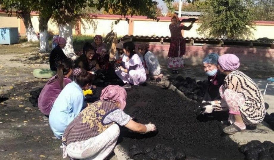 Интернетда боғча ходимлари «кўмир таппи» қилаётгани сурати тарқалди. Воқеа қаерда бўлгани аниқланди