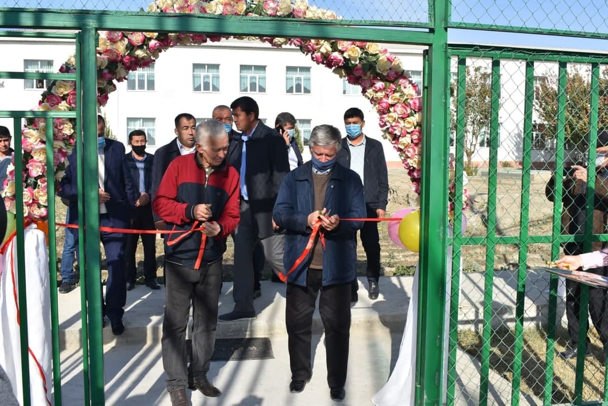 Umumiy o‘rta ta'lim maktablari o‘quvchilari uchun sun'iy qoplamali stadion qurilib, foydalanishga topshirildi