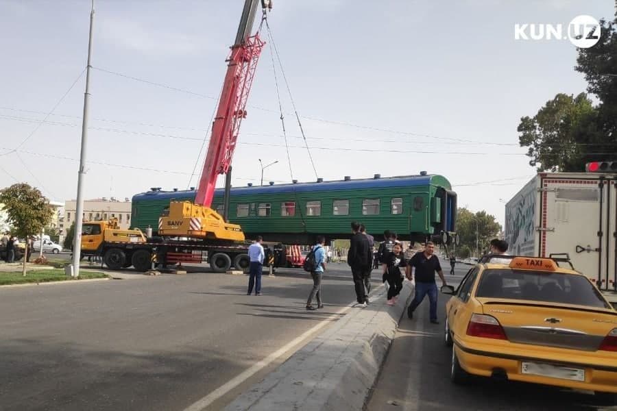 Samarqandda treylerga ortilayotgan poyezd vagoni yo‘lni to‘sib qolgani aytildi. Holat bo‘yicha IIB izoh berdi