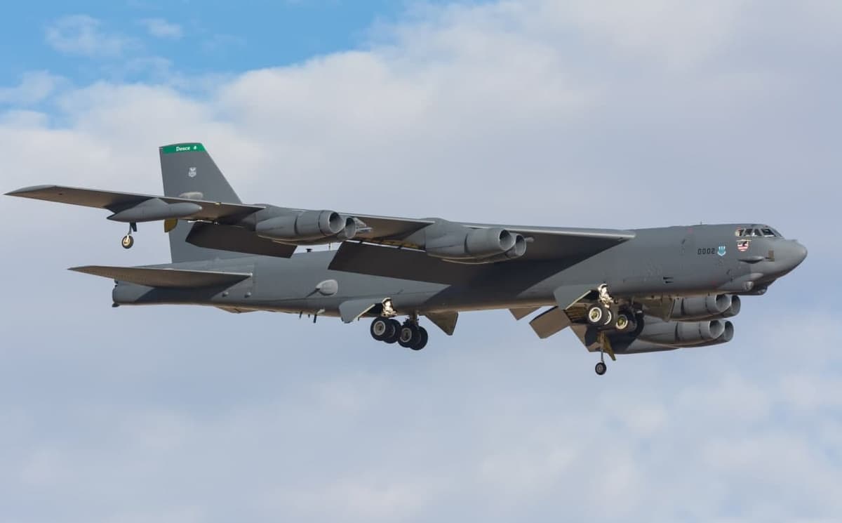 AQSh bombardimonchi samolyoti Boltiq ustidan haqiqiy aviabombalar bilan uchib o‘tgan